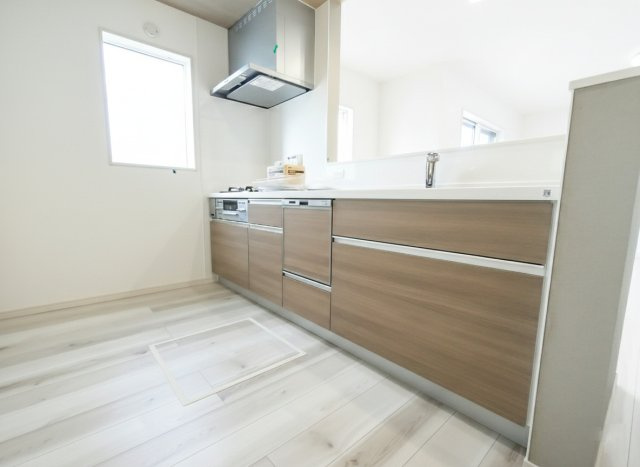 加須市南篠崎　全3邸のキッチン|〇２号棟　キッチン〇
明るいキッチン♪節水、手荒れ防止にもなる食洗機付き！家事の時短が図れるので共働きのご夫婦にもおすすめです（＾＾）
2026年1月撮影