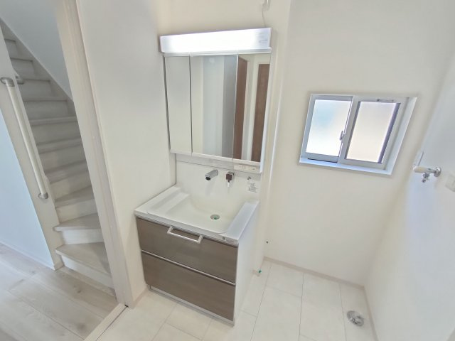 加須市南篠崎　全3邸の独立洗面台|〇２号棟　洗面化粧台〇
三面鏡の大きな洗面台は、収納スペースも充実♪鏡の裏も収納スペースになっております。
2026年1月撮影