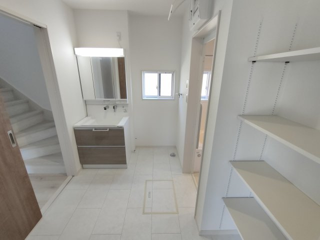 加須市南篠崎　全3邸の独立洗面台|〇２号棟　洗面化粧台〇
洗面所にはリネンスペースを設けました。タオルや着替えを置いておくことができます♪
2026年1月撮影