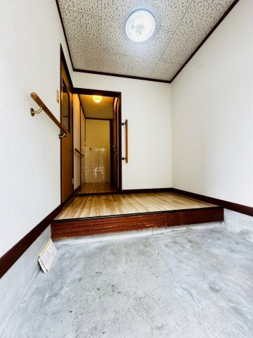 東野町貸家の玄関