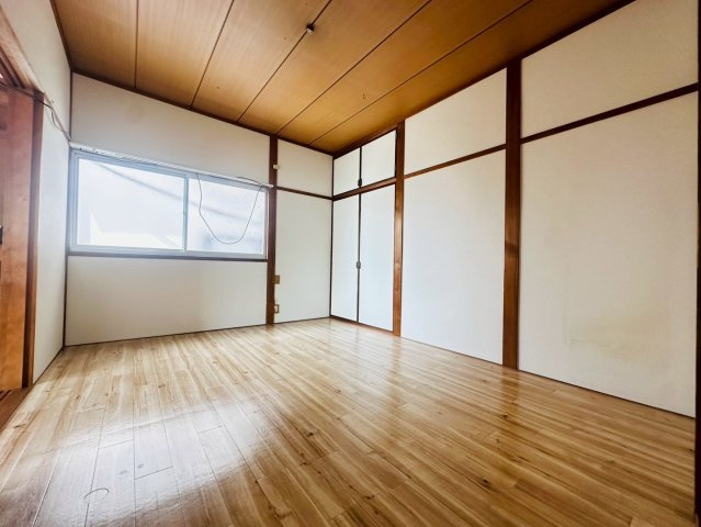 東野町貸家の寝室