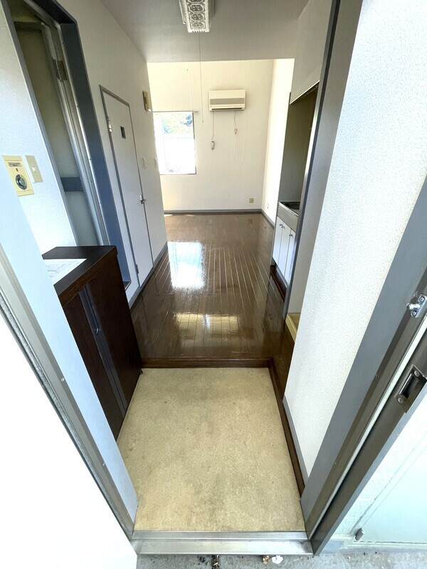 鈴木ハイツの玄関|別部屋の参考写真です。