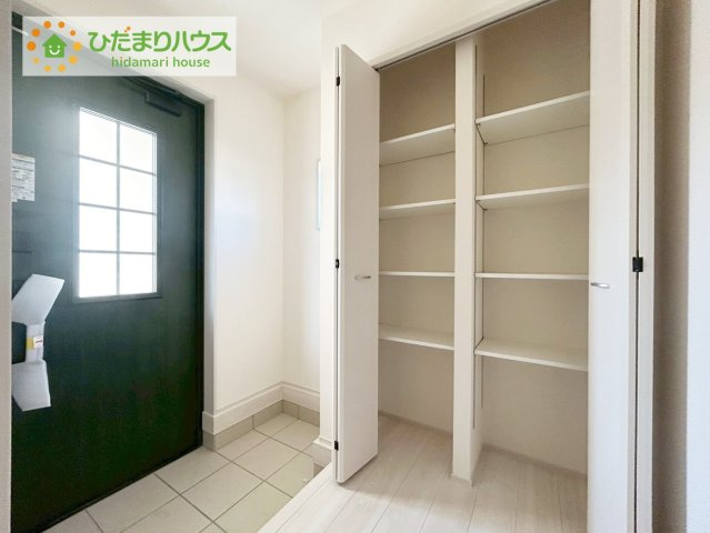 いわき市平下平窪1期　新築戸建　1号棟の収納|天井までの高さがあるタップリ玄関収納、姿見・小引き出し付きなのも便利