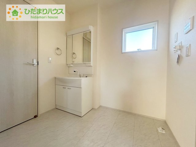 いわき市平下平窪1期　新築戸建　1号棟の独立洗面台|ゆとりの洗面スペースで朝の身支度も快適スムーズに。３面鏡で髪のセットやお化粧もストレスなくこなせ、朝から気分良く通勤通学に向かえそうですね！