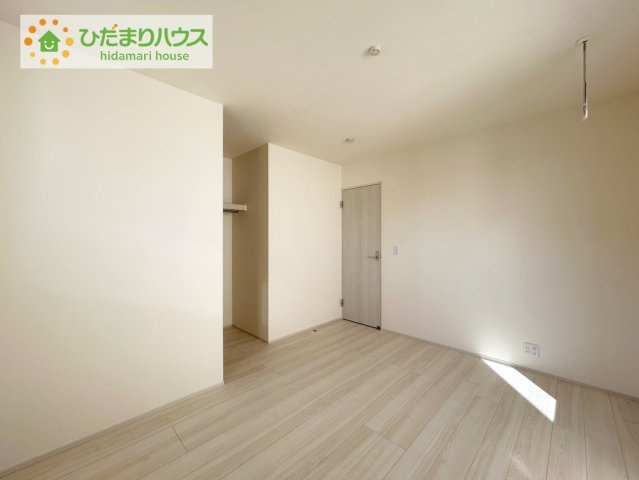 いわき市平下平窪1期　新築戸建　1号棟の洋室|主寝室は広々していて安らげる空間に。大きな窓から光が差し込み、朝の目覚めも良さそう♪