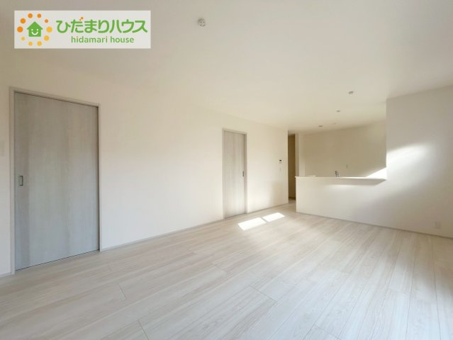 いわき市平下平窪1期　新築戸建　1号棟の居間・リビング|大きな窓から差し込む光でいっぱいのリビング　休日もつい家にいる時間が長くなりそうです