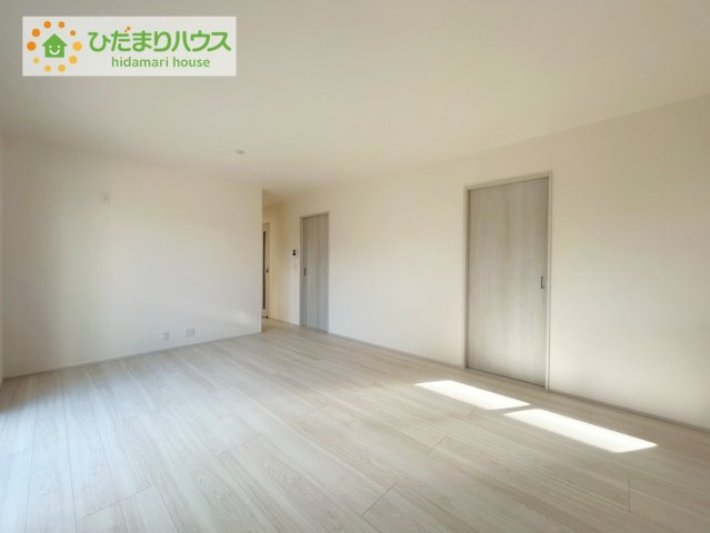 いわき市平下平窪1期　新築戸建　1号棟の居間・リビング|家族との大切な時間を多く過ごすリビング。ゆったりとした広さのある空間で会話も弾みます♪大きい窓からは明るい日差しが差し込みます。居心地の良いリビングでおうち時間を楽しんで！