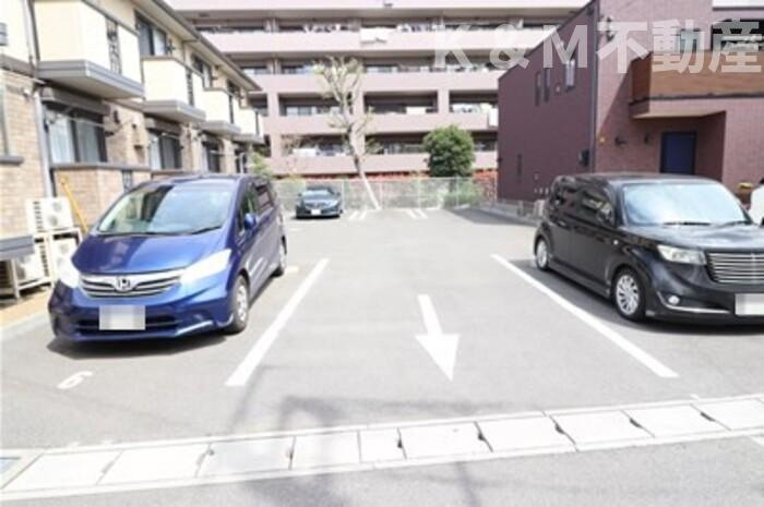 カーサ オークマの駐車場|車をお持ちの方に嬉しい駐車場付きの物件です