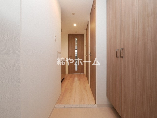 エスリード難波THE FIRSTの玄関|収納もある玄関です