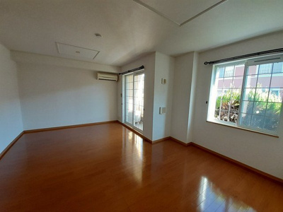 【居間・リビング】 | グレイス | こちらの居間で趣味の時間をお楽しみください