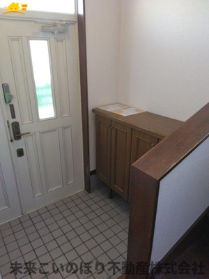 【玄関】 | さいたま市西区指扇中古戸建て | 内側から見た玄関はとても開放感があり、気持ちよくお出かけができます。
収納もしっかりあるので家族の靴をきちんと片づけておけます。