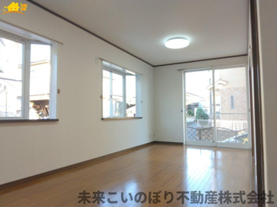 【居間・リビング】 | さいたま市西区指扇中古戸建て | 解放感のある広々LDKで大切な家族との時間が過ごせます。