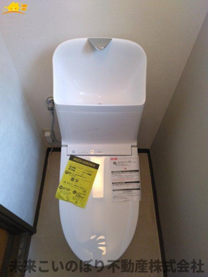 【トイレ】 | さいたま市西区指扇中古戸建て | シンプルな機能を搭載したトイレ。家族みんなが使う場所だからこそ清潔にこだわりたいですね。