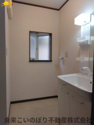 【脱衣所】 | さいたま市西区指扇中古戸建て | 洗面脱衣室には窓があり空気の入れ替えが出来カビの防止対策できますよ。