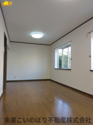 【居間・リビング】 | さいたま市西区指扇中古戸建て | 広々とした解放間のあるリビングで、家族の会話も弾みますね！