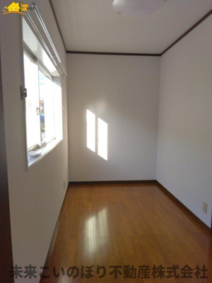 【収納】 | さいたま市西区指扇中古戸建て | たくさん収納可能なウォークインクローゼットがあるので、収納家具を置かずにお部屋がスッキリ！