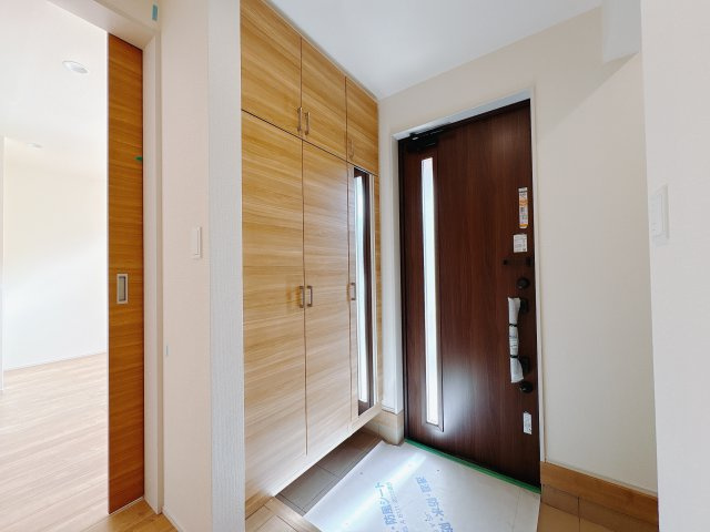 宇都宮市六道町 2期 全3棟の前面道路含む現地写真|〇3号棟〇
靴やアウトドア用品の汚れを気にせず収納できる土間付き！
玄関をいつでもすっきりと片づけられます。
※2025年12月撮影