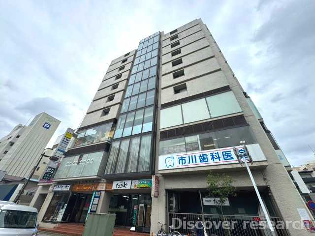 サン市川ハイツの外観|【外観】
千葉街道沿いに佇むマンションです。
マンション内には多数の店舗があります。
