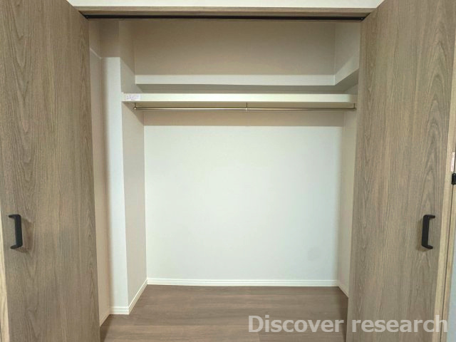 サン市川ハイツの収納|【クローゼット】
幅が広いクローゼットで洋服はもちろん大きめの荷物も収納することができそうです。