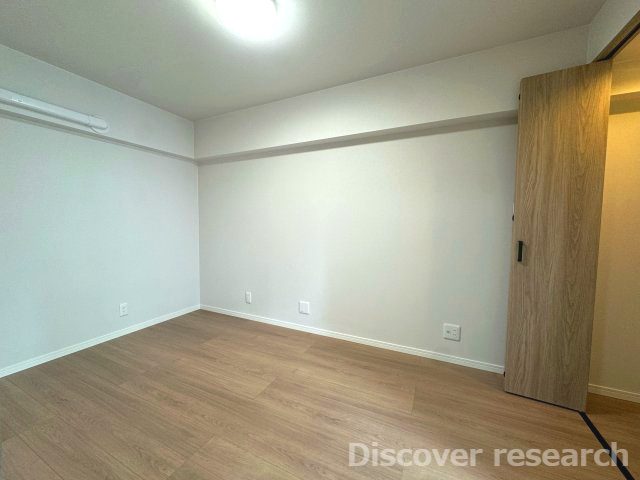 サン市川ハイツの洋室|【洋室（5.5帖）】
南東向きバルコニーに面しているので自然光が差し込む洋室です。