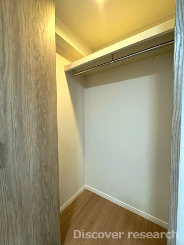 サン市川ハイツの収納|【クローゼット】
奥行きのあるクローゼットで洋服以外にもキャリーケースなどの大きな荷物も収納できそうです。