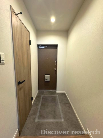 サン市川ハイツの玄関|【玄関】
広々とした玄関なので靴の着脱がしやすそうです。
大きな鏡を置いてもよさそうです！