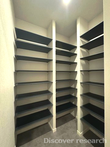 サン市川ハイツの収納|【シューズインクローゼット】
大容量の靴を収納することができます。
靴以外にも掃除用具や他の物を収納しておくことができそうです。