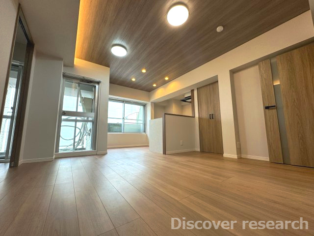 サン市川ハイツの居間・リビング|【LDK（約12.1帖）】
南東向き×6階部分につき陽当たり・通風良好なLDK。