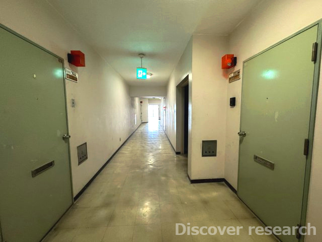 サン市川ハイツのその他共用部分|【内廊下】
内廊下になっているため玄関前で雨風の心配もありません。