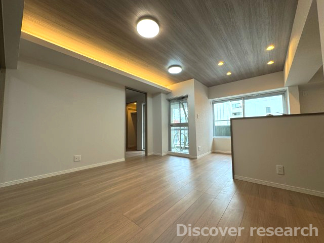 サン市川ハイツの居間・リビング|【LDK（約12.1帖）】
ダウンライトがおしゃれな空間を演出。
フローリング、クロス全室新規貼替済みです◎