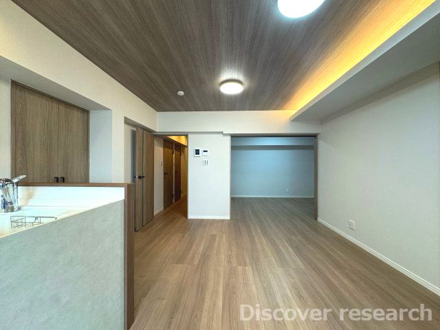 サン市川ハイツの居間・リビング|【LDK（約12.1帖）】
洋室（約5.8帖）の扉を開放することでLDKと一体利用が可能。
開放的な空間になります。