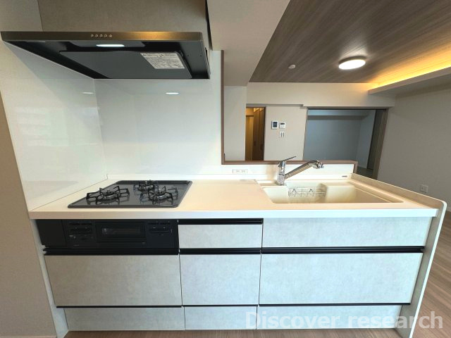 サン市川ハイツのキッチン|【キッチン】
3口ガスコンロで同時調理も可能です。
下部には食器などの収納スペースもあります。