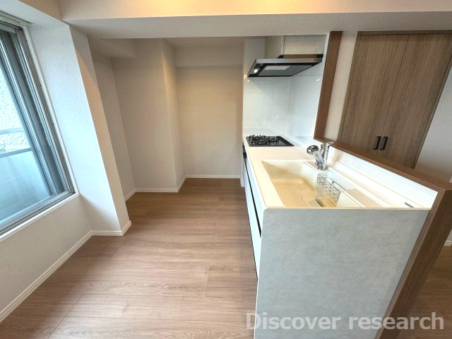 サン市川ハイツのキッチン|【キッチン】
広々としたキッチンスペースで冷蔵庫や棚を置いても余裕のある広さです。
窓もあるので換気もできそうです。