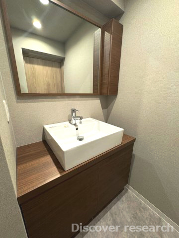 サン市川ハイツの独立洗面台|【洗面化粧台】
木目調で高級感のある洗面化粧台です。
シンク横のスペースが広く物を置くスペースとしても活躍しそうです。