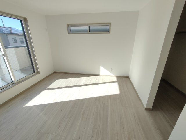 第11期の洋室|〇１号棟　洋室　8帖〇
バルコニー面するウォークインクローゼット付き主寝室。バルコニーへ出入りすることが出来るのでお布団を干す際にとても便利です♪
2026年2月撮影