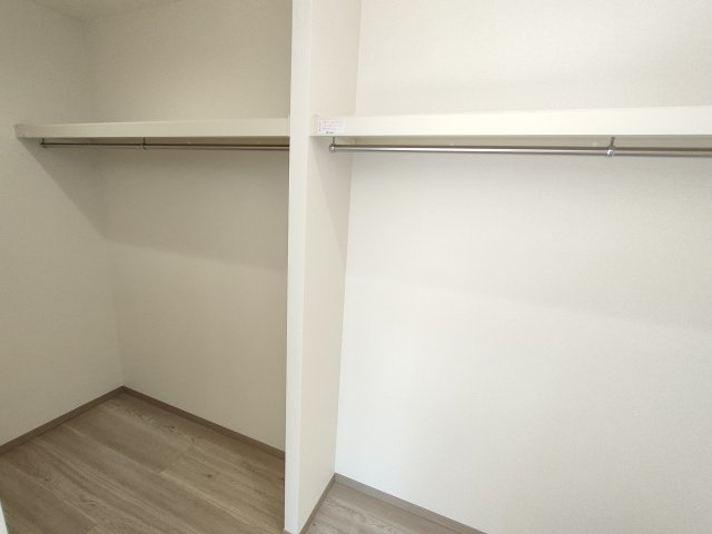 第11期の収納|〇１号棟　ウォークインクローゼット〇
パイプや枕棚で空間を立体的に使います。衣類の種類や使用頻度に合わせて整頓できます（＾＾）
2026年2月撮影