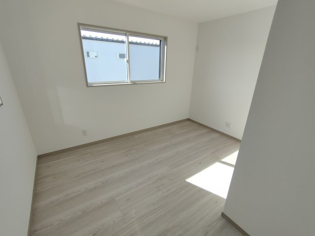 第11期の洋室|〇１号棟　洋室　6.1帖〇
各居室収納付き！窓から明るい日差しが差し込みます♪
2026年2月撮影