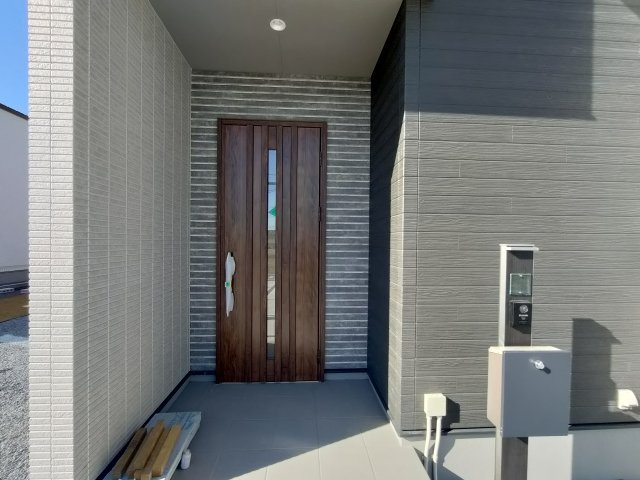 第11期の玄関|〇１号棟　玄関〇
玄関ポーチには屋根も付いていますので雨の日でも濡れずにお荷物を運べます。
2026年2月撮影