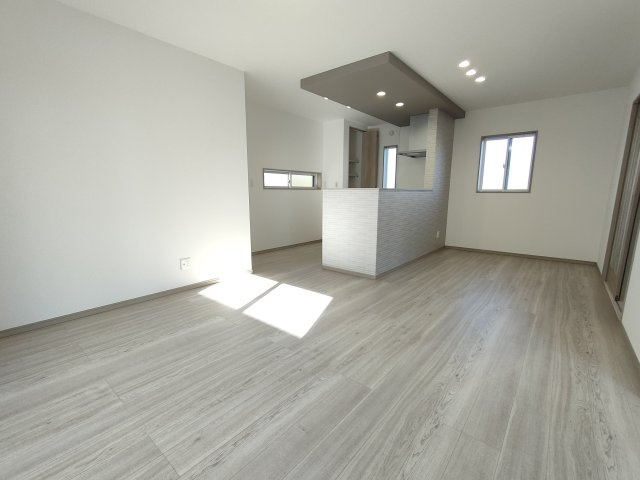 第11期の居間・リビング|〇１号棟　リビング〇
落ち着きのある木目調のリビング。キッチンの折り下げ天井が華やかさを演出します♪
2026年2月撮影