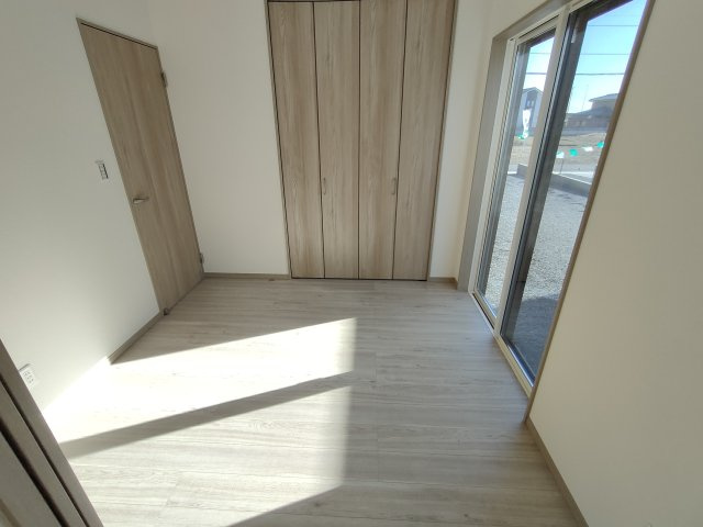 第11期の洋室|〇１号棟　洋室　4.5帖〇
リビングと続き間の洋室です。日差しが注ぎ、心地よい空間です。
2026年2月撮影