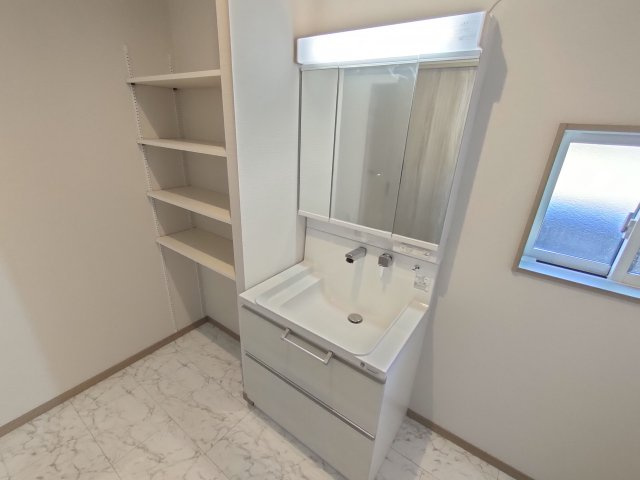 第11期の独立洗面台|〇１号棟　洗面化粧台〇
明るい洗面脱衣室♪小窓があるので、換気もしっかりできます（＾＾）
2026年2月撮影