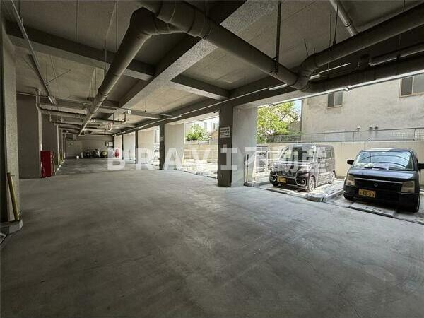 メロディーハイム緑橋弐番館の駐車場