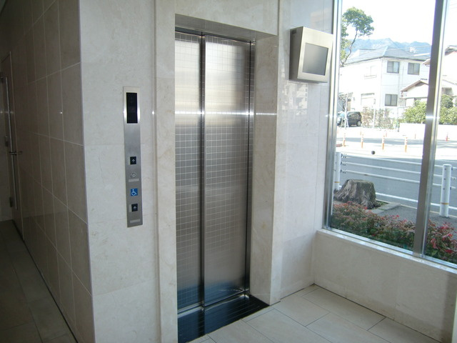 シャインビュー六甲のエントランス|エレベーター内防犯カメラ付
