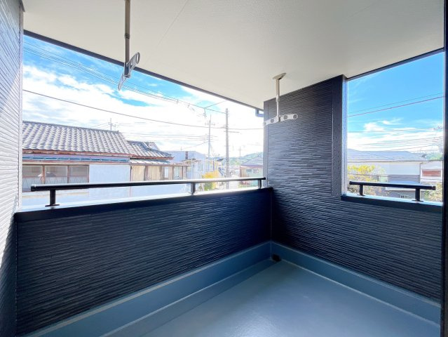 【バルコニー】 | 高崎市石原町　新築住宅 | ゆとりあるバルコニーは机やイスを並べて開放的な空間としても使用できそうですね！
お洗濯はもちろん読書やベランピングなど新居での夢が広がるバルコニーです！