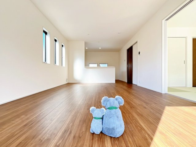 【居間・リビング】 | 高崎市石原町　新築住宅 | ≪LDK≫
リビング・ダイニングは白を基調としたシンプルな空間。
雑貨やこだわりの家具など、レイアウトも自由に楽しめます！