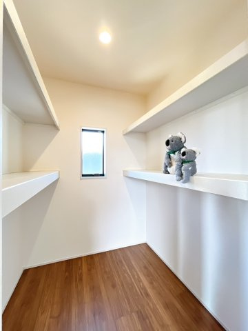 【キッチン】 | 高崎市石原町　新築住宅 | 大切な人にもらったプレゼント、子どもが描いてくれた似顔絵、何度も読んだお気に入りの本、。まとめて大事に閉まっておける広々収納。