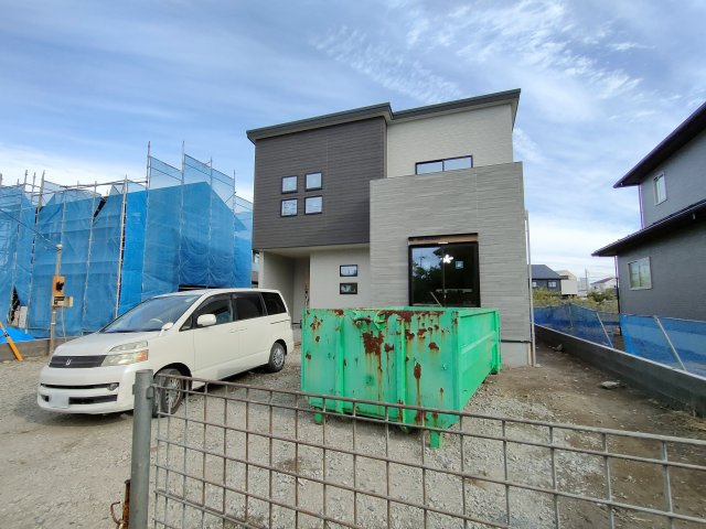 第3期の前面道路含む現地写真|〇３号棟〇
陽当たりの良いお庭でBBQや家庭菜園が楽しめます（＾＾）ウッドデッキを置いたり、夏はご家族で手持ち花火を楽しむのも良いですね♪
2025年11月撮影