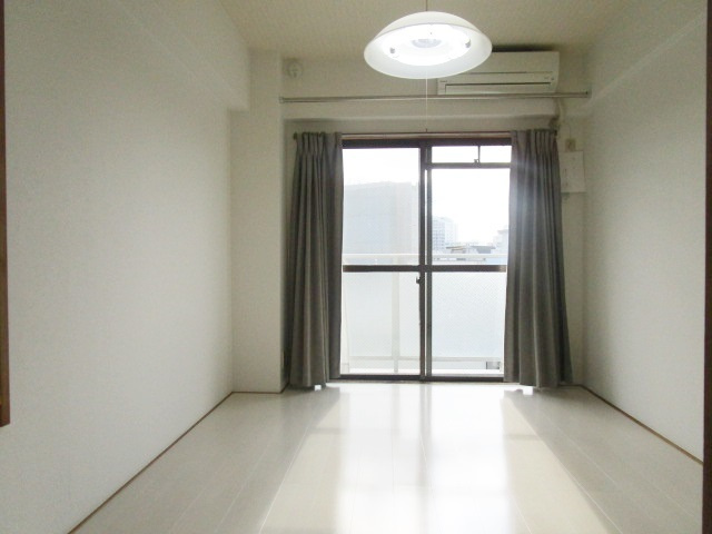 メゾン類光の居間・リビング|人気のフローリングです。