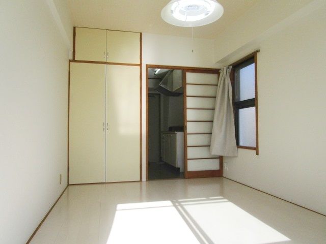 メゾン類光の居間・リビング|人気のフローリングです。