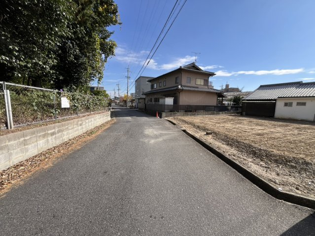 鈴鹿市神戸9丁目 売土地の前面道路含む現地写真